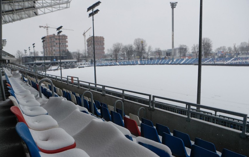 Główną płytę stadionu jeszcze pokrywał biały puch.