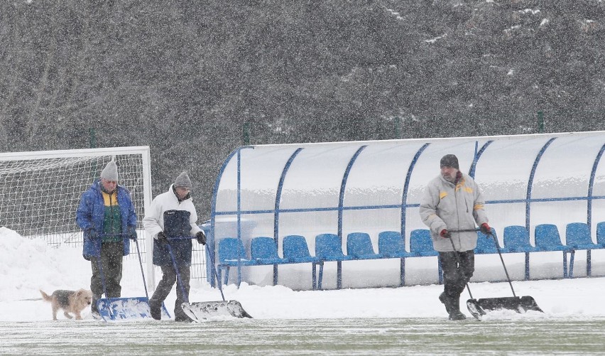 Na Stadionie Miejskim w Rzeszowie odśnieżono we wtorek...