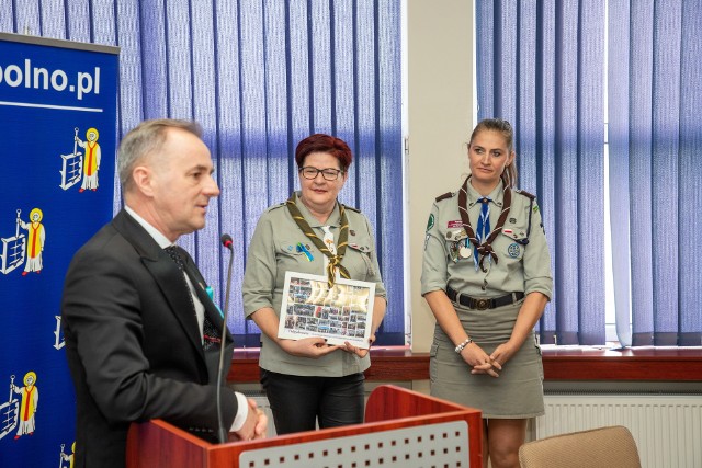 Druhna komendant "Hufca" Danuta Słoma i druhna przewodnik drużynowa 13. Gromady Zuchowej z Wałdowa Dominka Patyna dziękowały radnym i władzom Sępólna za użyczenie działki, która po zagospodarowaniu będzie służyła 50 zuchom i harcerzom