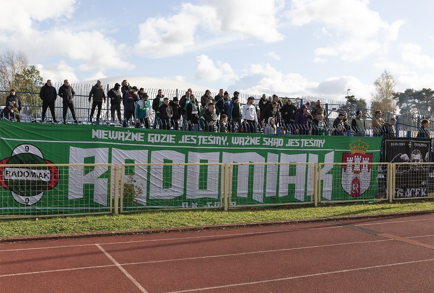 Fortuna Puchar Polski. Kibice wspierali dopingiem, ale piłkarze mocno zawiedli. Kulisy meczu Radomiaka z Lechią Zielona Góra w obiektywie