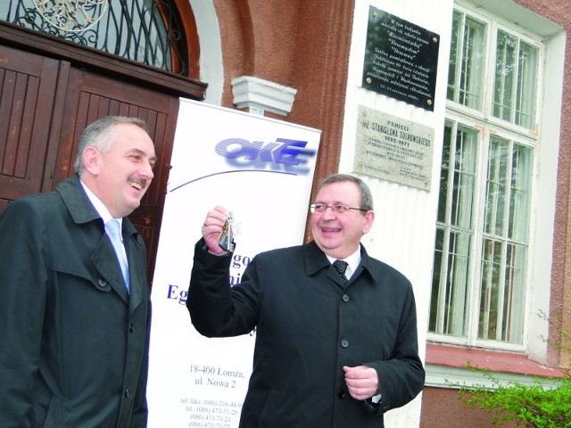 W czwartek rano Waldemar Kurpiewski, dyrektor Okręgowej Komisji Egzaminacyjnej w Łomży, odebrał klucze do nowej siedziby