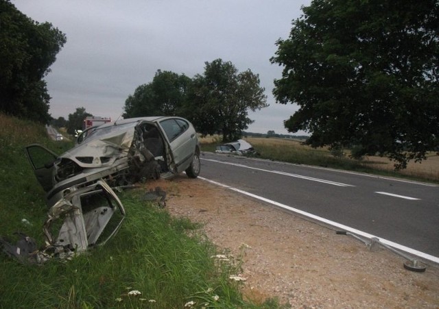 Obu kierowców i troje pasażerów z citroena w wieku 64, 63 i 17-lat przewieziono do szpitala.