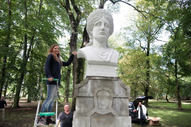 Dziś na postumencie zamontowano popiersie Junony. Oficjalne odsłonięcie pomnika w poniedziałek.