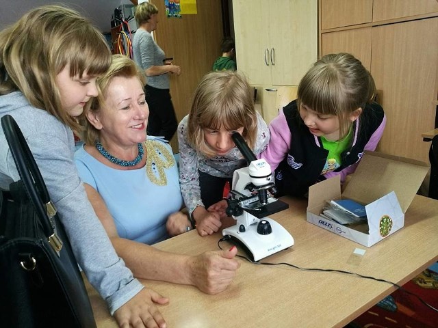 Nowe urządzenia z uczniami w Szkole Podstawowej w Lasocinie testowała też wójt Irena Marcisz.