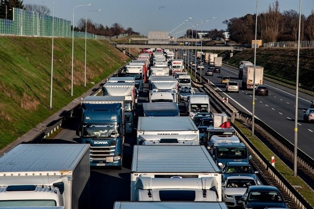 Korek utworzył się na DK92 oraz na drodze S11, gdzie utrudnienia ruchu zaczynają się już na węźle Poznań - Ławica