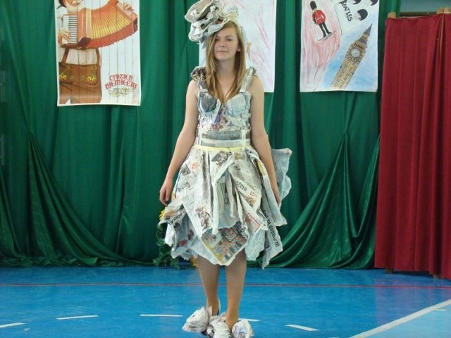 Monika Majewska prezentowała podczas pokazu mody oryginalną suknię koktajlową wykonaną z gazet, a zaprojektowaną przez Paulinę Gawlik.