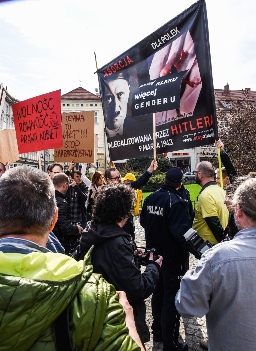 "Seks tak, seksizm nie", "Martwa dziecka nie urodzę",...