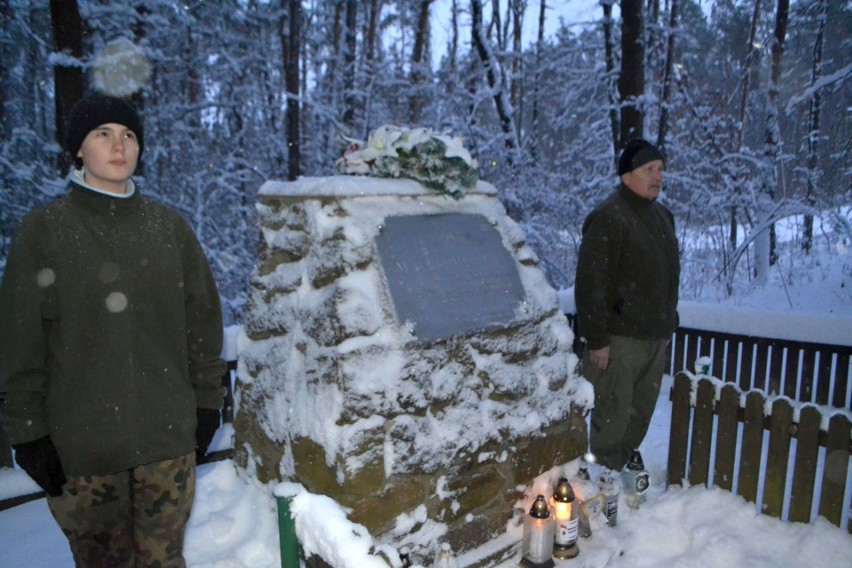 W Stalowej Woli pamiętają o pomordowanych żołnierzach Korpusu Zachodniego. Mieszkańcy oddali im hołd. Zobacz zdjęcia 