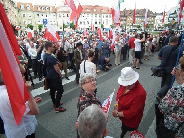 Poznań: Protest przed urzędem miasta. Chcą postawienia figury Chrystusa na pl. Mickiewicza