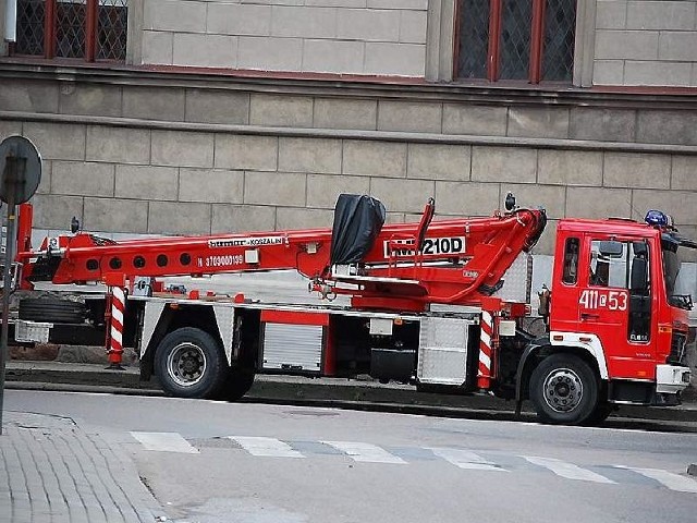 Samochód z podnośnikiem brodnickich strażaków miał sporo pracy w Kuligach w gminie Brzozie.