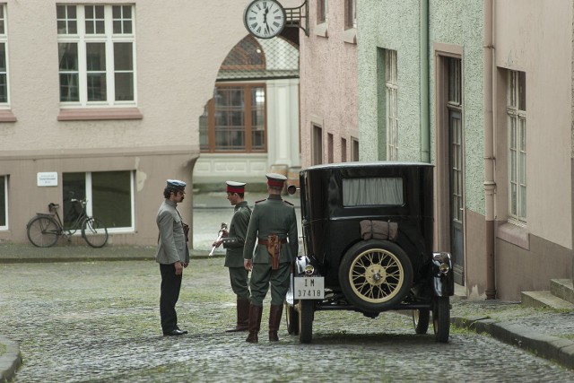 "Polacy i Niemcy - historia sąsiedztwa"Tysiącletnia historia stosunków polsko-niemieckich jest nierzadko przedstawiana w bardzo zniekształcony sposób. Najczęściej mówi się o wojnach, okupacji czy rozbiorach. Taka tematyka odzwierciedla jedynie część wspólnej przeszłości. Tymczasem okazuje się, że wcześniejsze stosunki między Niemcami i Polakami były zazwyczaj przyjazne, nastawione na sąsiedzką współpracę, intensywną wymianę kulturową oraz zgodne współistnienie... Każdy z czterech odcinków serialu opowie o innym etapie sąsiedzkich relacji.Emisja: TVN, godz. 22:55