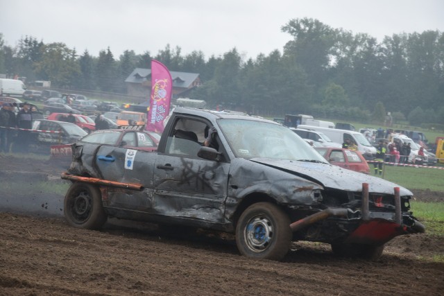 Wrak Race na polu w Wiśniewie w gminie Sępólno Krajeńskie