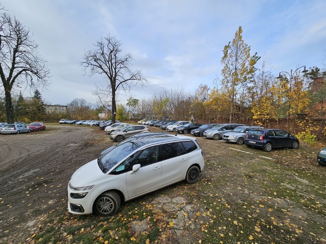 Na terenie przy ulicy Dąbrowskiego w Toruniu powstał tymczasowy parking Urzędu Marszałkowskiego