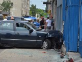 Na ul. Tuwima rozpędzony mercedes uderzył w zaparkowane auta i ogrodzenie [FILM]
