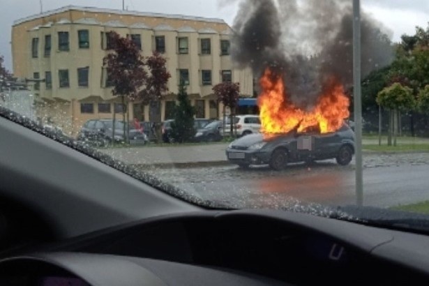 W Słupsku na ulicy 11 Listopada całkowicie spalił się ford focus [ZDJĘCIA]