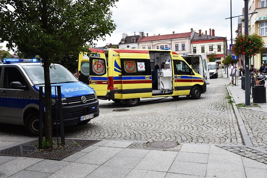 Wypadek na gorlickim rynku. W ławkę pod lipami uderzył samochód. Poszkodowany 60-latek ma poważne obrażenia nóg [ZDJĘCIA] AKTUALIZACJA