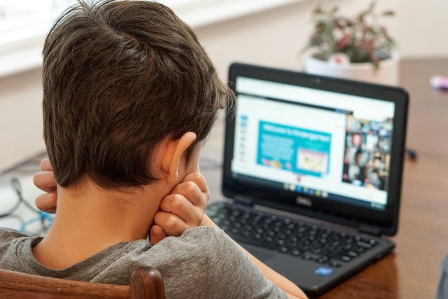 – Rodzice mogą korzystać z różnych narzędzi kontroli. Jednak to nie eliminuje w pełni ryzyka tzw. cyberbulligu, czyli gnębienia dzieci w sieci: od hejtowania po stalking – zaznacza ekspert.