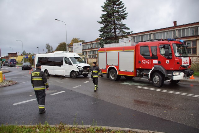 Przed godz. 11:00 w Sławnie na ul. Łącznej doszło do zderzenia się dwóch samochodów. Jedna osoba została zabrana do szpitala.- Kierujący mercedesem 60-letni obywatel Niemiec nie ustąpił pierwszeństwa przejazdu kierującej samochodem Audi A3, którym kierowała 22-letnia mieszkanka powiatu sławieńskiego. Doszło do zderzenia  - mówi nam mł. asp. Kinga Warczak, rzecznik prasowy Komendy Powiatowej Policji w Sławnie. Wiadomo, że mężczyzna jechał ulicą Łączną. Kobieta natomiast zjeżdżała z obwodnicy. Po wypadku 22-latka została zabrana na badania do szpitala w Koszalinie. Kierowca z Niemiec został ukarany mandatem karnym. Zobacz także: Białogard: Wypadek śmigłowca koło Białogardu