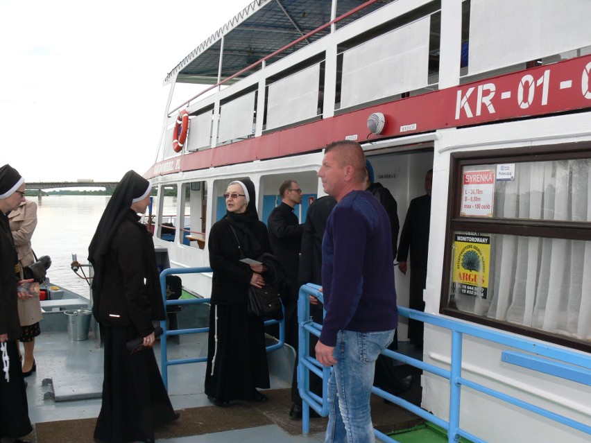 III Wiślana majówka z biskupem Krzysztofem Nitkiewiczem w Sandomierzu. Na pokładzie Syrenki była wspóla modlitwa i śpiew [ZDJĘCIA]