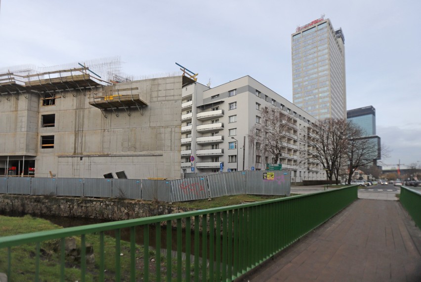 Budowa Qubus Hotel przy ul. Uniwersyteckiej w Katowicach.