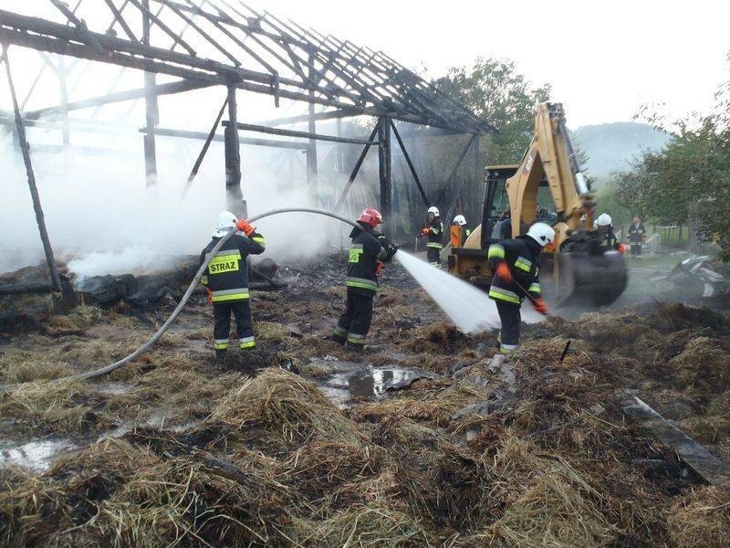 Aż 11 straży gasiło gospodarstwo w Zarzeczu. Wodę czerpano z Dunajca [ZDJĘCIA] 