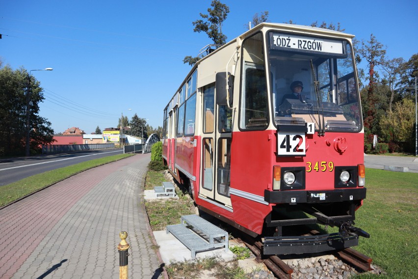 Migawka z 1985 roku i archiwalne zdjęcie dołączyły do zbiorów dokumentów, fotografii, biletów