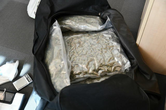Dwie osoby z zarzutami posiadania i obrotu znaczną ilością narkotyków. Podlascy policjanci zabezpieczyli ponad 7 kg środków