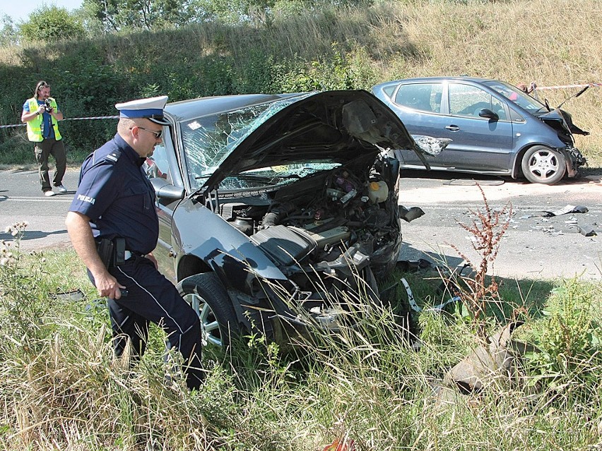 19-latek, kierowca opla vectry został zabrany przez karetkę...