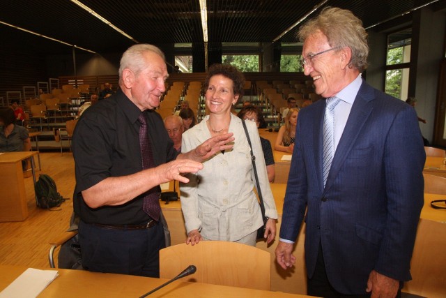 Przed debatą Horst Teltschik (z prawej) przywitał się z konsul Niemiec w Opolu Sabine Haake i byłym posłem mniejszości Helmutem Paisdziorem.
