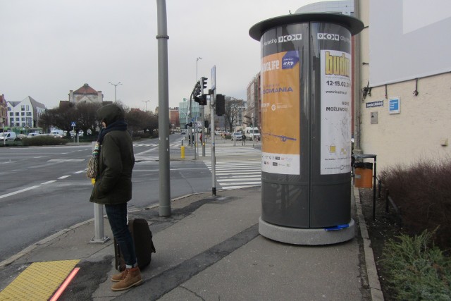 Przy skrzyżowaniu ulic Garbar i Estkowskiego postawiono nowoczesny i estetyczny słup reklamowy. Niestety, ustawiono go w taki sposób, że utrudnia poruszanie się przechodniom. Zobacz kolejne zdjęcie --->