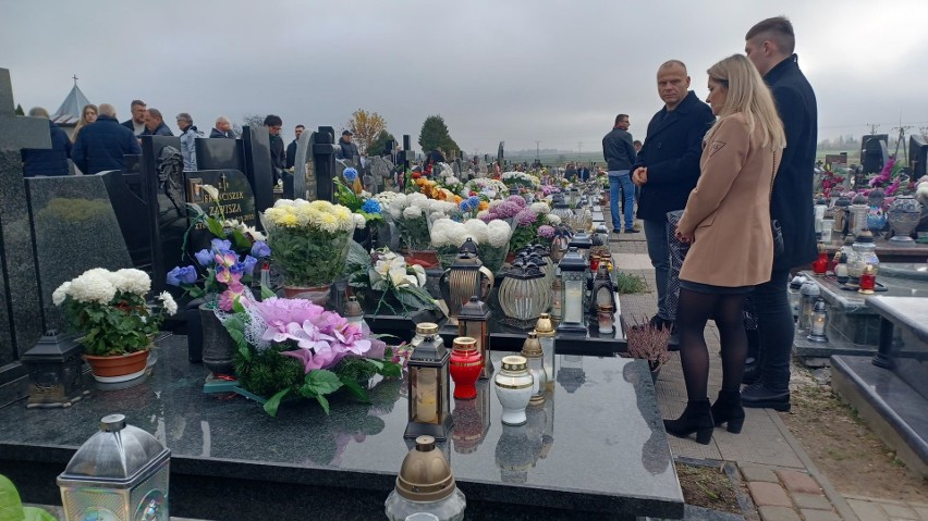 Mieszkańcy odwiedzają groby bliskich na cmentarzu w Wierzbicy. Zobaczcie zdjęcia
