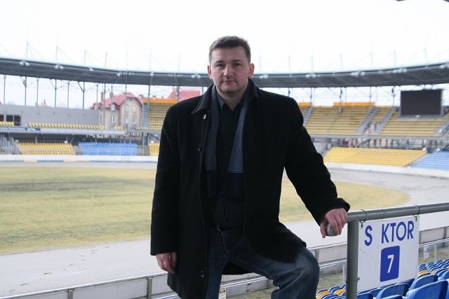 Ireneusz Maciej Zmora ma 41 lat. Absolwent ZWKF i PWSZ w Gorzowie Wlkp. oraz Politechniki Szczecińskiej. W Stali Gorzów pracuje - z półroczną przerwą w 2009 r. - od grudnia 2004 r. W klubie z ul. Kwiatowej pełni obecnie trzy funkcje: wiceprezesa spółki akcyjnej, jej menadżera oraz dyrektora stowarzyszenia. Żonaty z Iwoną, ojciec 11-letniej Aleksandry i 5-letniego Bartosza.