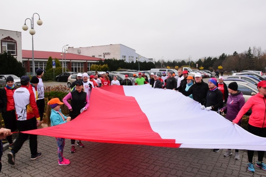 Uczestnicy biegu wystartowali przy Szkole Podstawowej w...