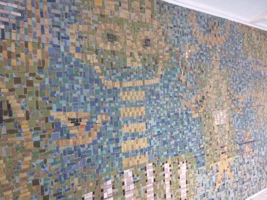 Czy uda się zachować wyjątkowe mozaiki, które zdobią ściany Szczecińskiego Domu Sportu? [ZDJĘCIA]