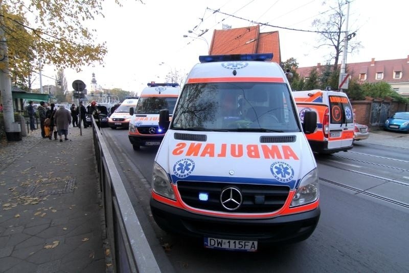 Wrocław: Wypadek na Traugutta. Zderzyły się cztery auta. Jeden pas zablokowany (ZDJĘCIA)