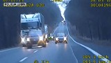 Kobieta jechała prosto na radiowóz! Policjanci cudem uniknęli zderzenia (FILM Z RADIOWOZU)