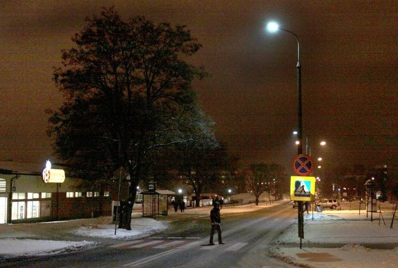 Lampy LED pojawiły się także nad zebrą przy Zbrowskiego przy...