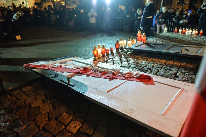 Marsz pod pomnik Ofiar Grudnia '70 w Gdyni [ZDJĘCIA]
