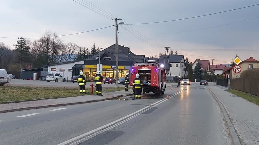 Groźny pożar domu w Sułkowicach. Strażacy długo walczyli z ogniem [ZDJĘCIA]