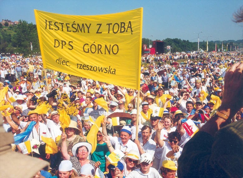 Rocznica wizyty Jana Pawła II w Sandomierzu. Ojciec Święty gościł tu 12 czerwca 1999 roku. Na mszy było 500 tysięcy osób -WYJĄTKOWE ZDJĘCIA