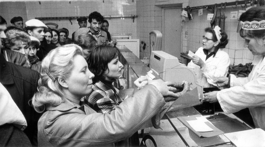 Kwiecień 1981, sklep mięsny na rogu Więckowskiego i...