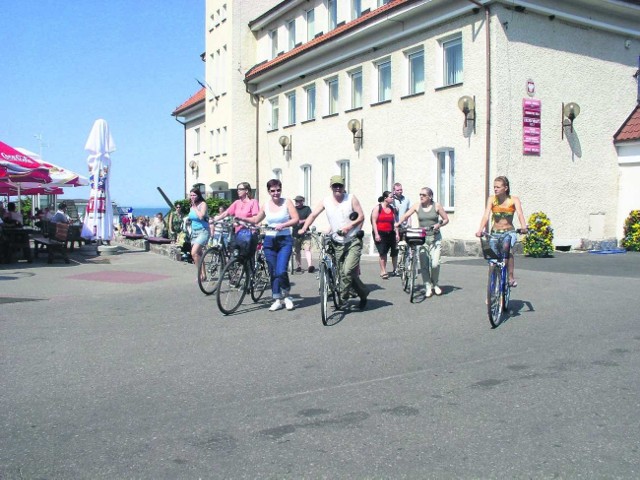 Do Helu wielu turystów przypływa katamaranami z Trójmiasta razem ze swoimi rowerami