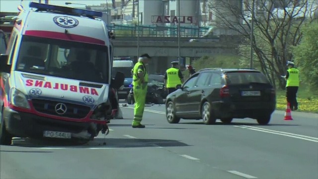 W zderzeniu karetki z samochodem osobowym ucierpiały cztery osoby.