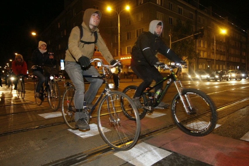 Masa Krytyczna przejechała przez Wrocław. Policja miała problem z eskortą, bo nie odpalił radiowóz