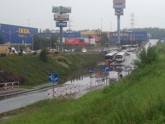 Katowice po ulewie. Sprzątanie przy Carrefour i IKEA [ZDJĘCIA]