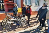 Kruszwica. Członkowie KTR "Goplanie" przekazali ukraińskim uchodźcom trzy rowery, potem ruszyli na trasę rajdu szlakiem ziemiaństwa. Zdjęcia
