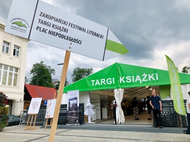 "Pod Tatry tylko z książką" to hasło tegorocznych Targów Książki odbywających się w trakcie Zakopiańskiego Festiwalu Literackiego.