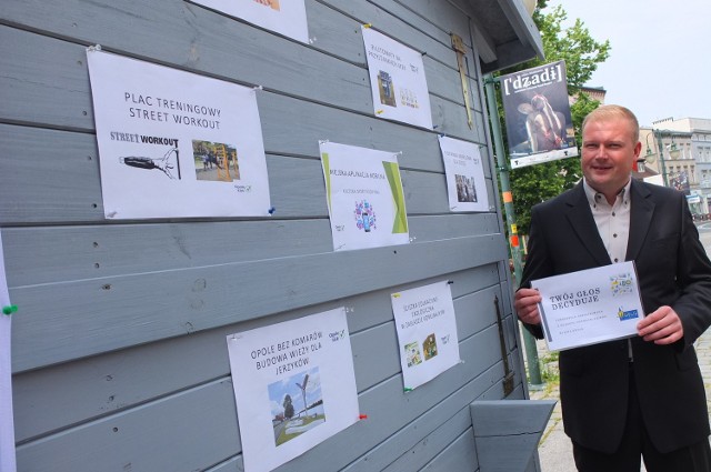 Radny Witold Zembaczyński i domek, w którym będą promowane wnioski.