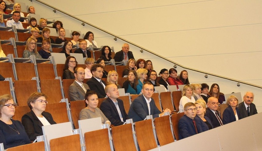 63 nowych nauczycieli dyplomowanych z powiatu kieleckiego