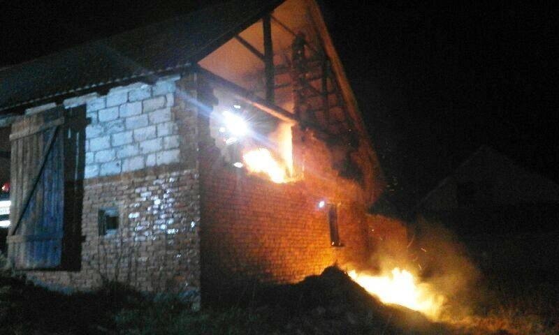 Groźny pożar nocą zniszczył stodołę [ZDJĘCIA]